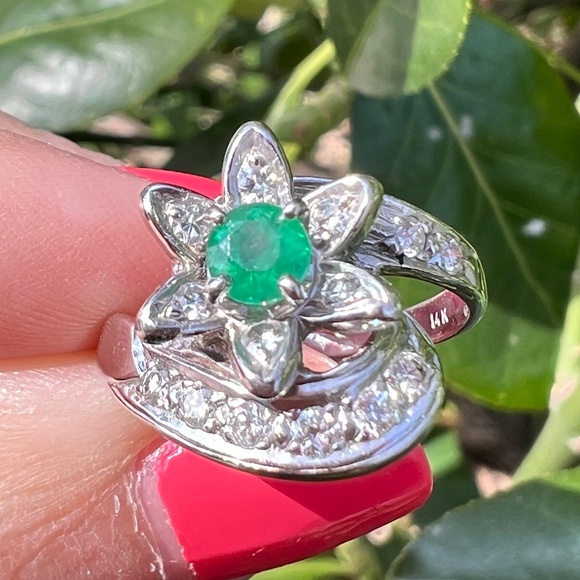 VINTAGE 14K WHITE GOOD EMERALD & DIAMOND FLOWER COCKTAIL RING FABULOUS FEMININE - Picture 12 of 16